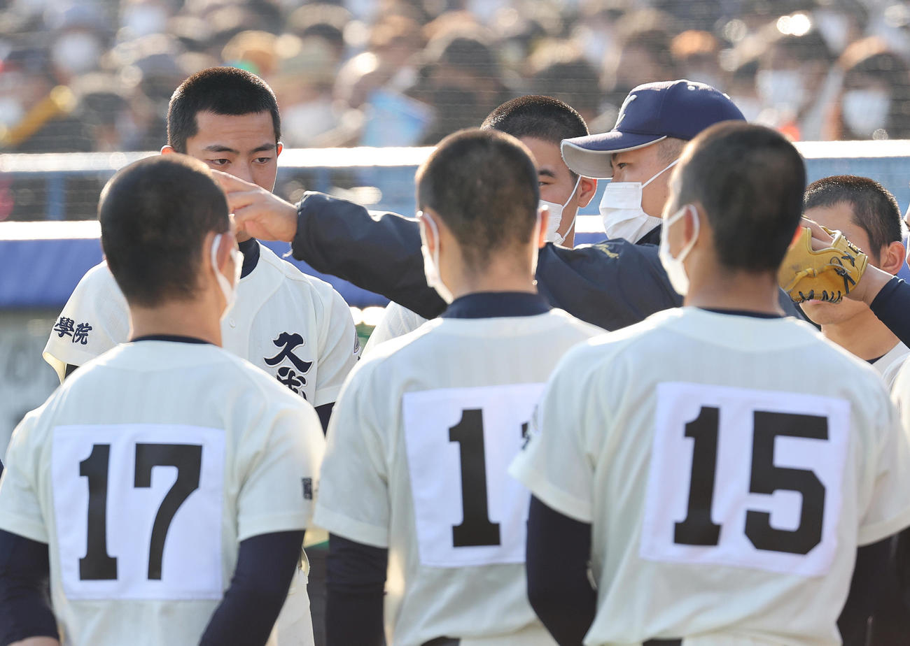 ナインに指示を出す国学院久我山・尾崎監督（右中央＝2021年11月20日撮影）