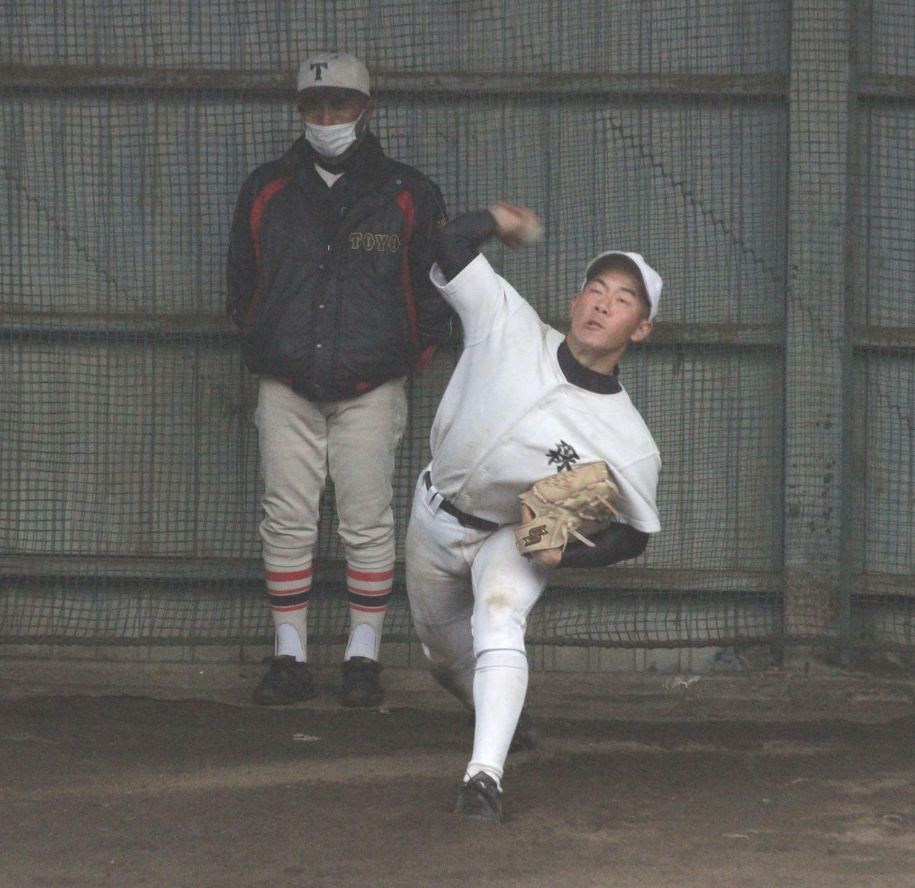 東洋大姫路・藤田監督が見守る前で投球練習を行う森健人