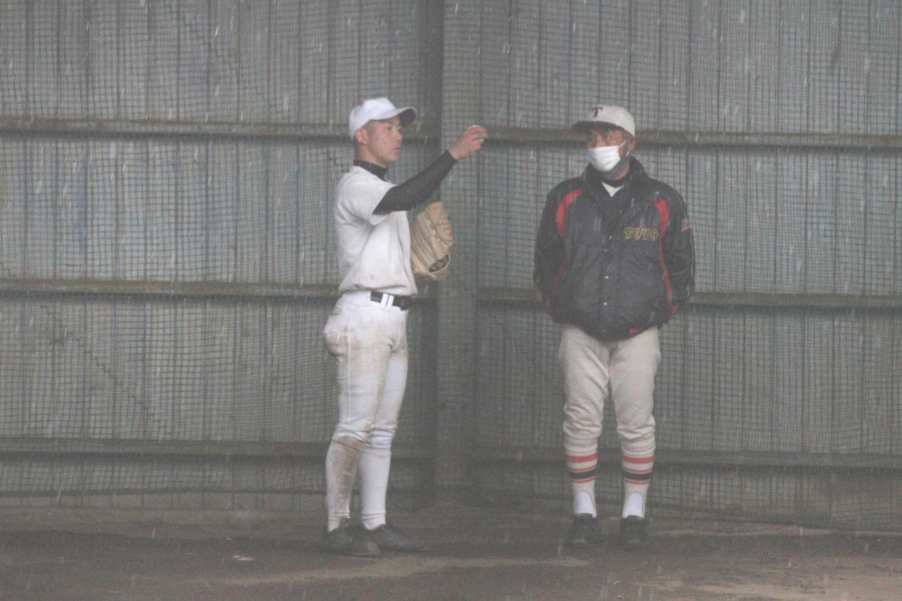 エースの森（左）と話し合う東洋大姫路・藤田監督