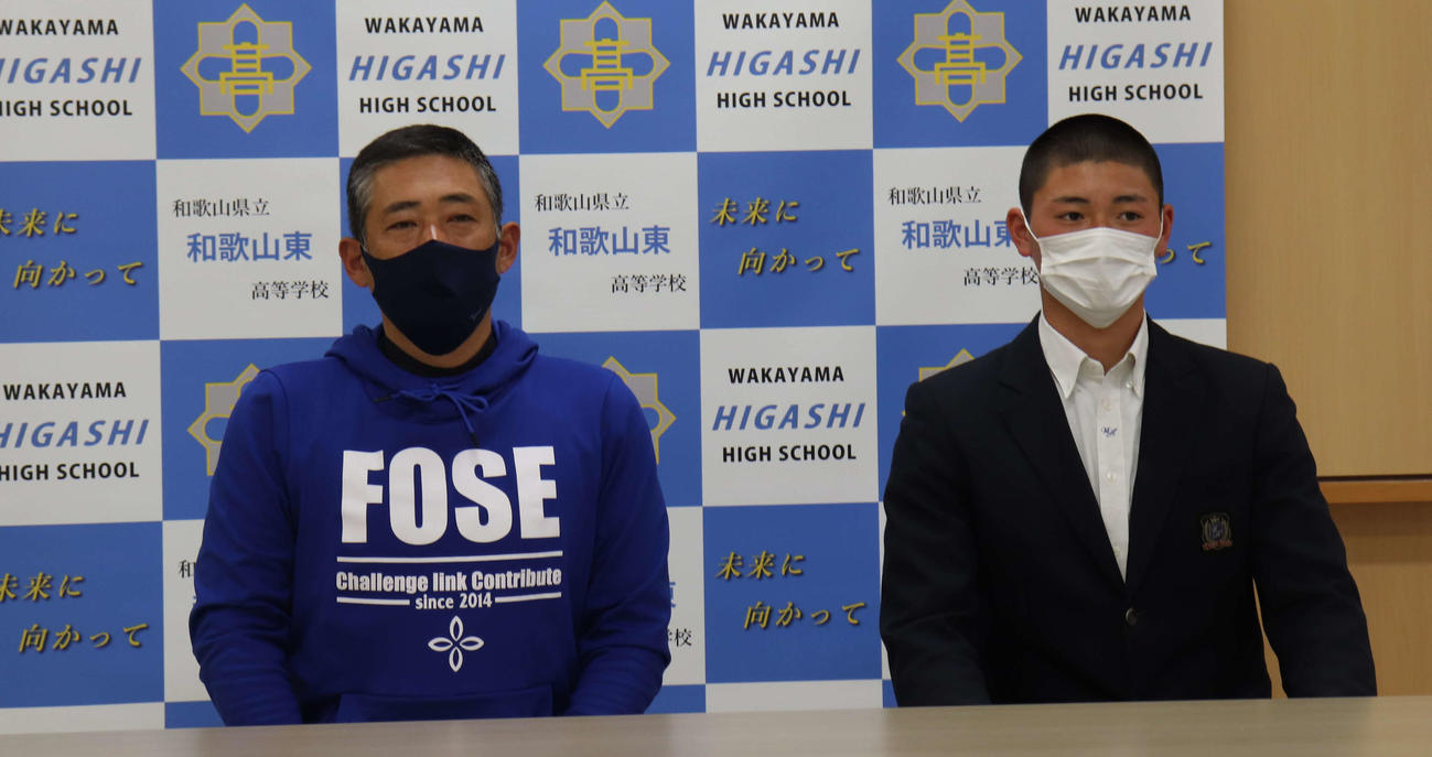 取材に答えた、和歌山東・米原寿秀監督と此上平羅主将（撮影・三宅ひとみ）