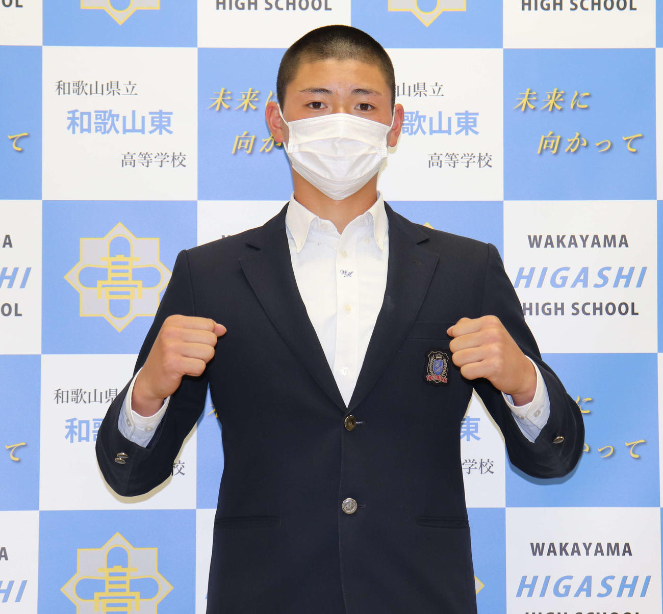 ガッツポーズする和歌山東・此上平羅主将（撮影・三宅ひとみ）