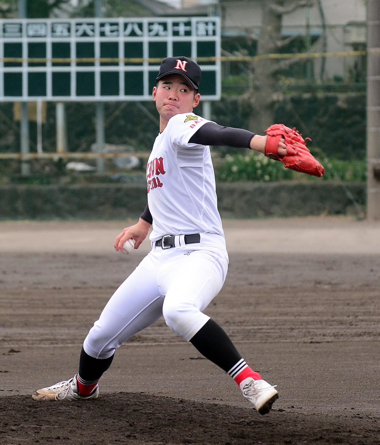 紅白戦で力投する日大三島・松永