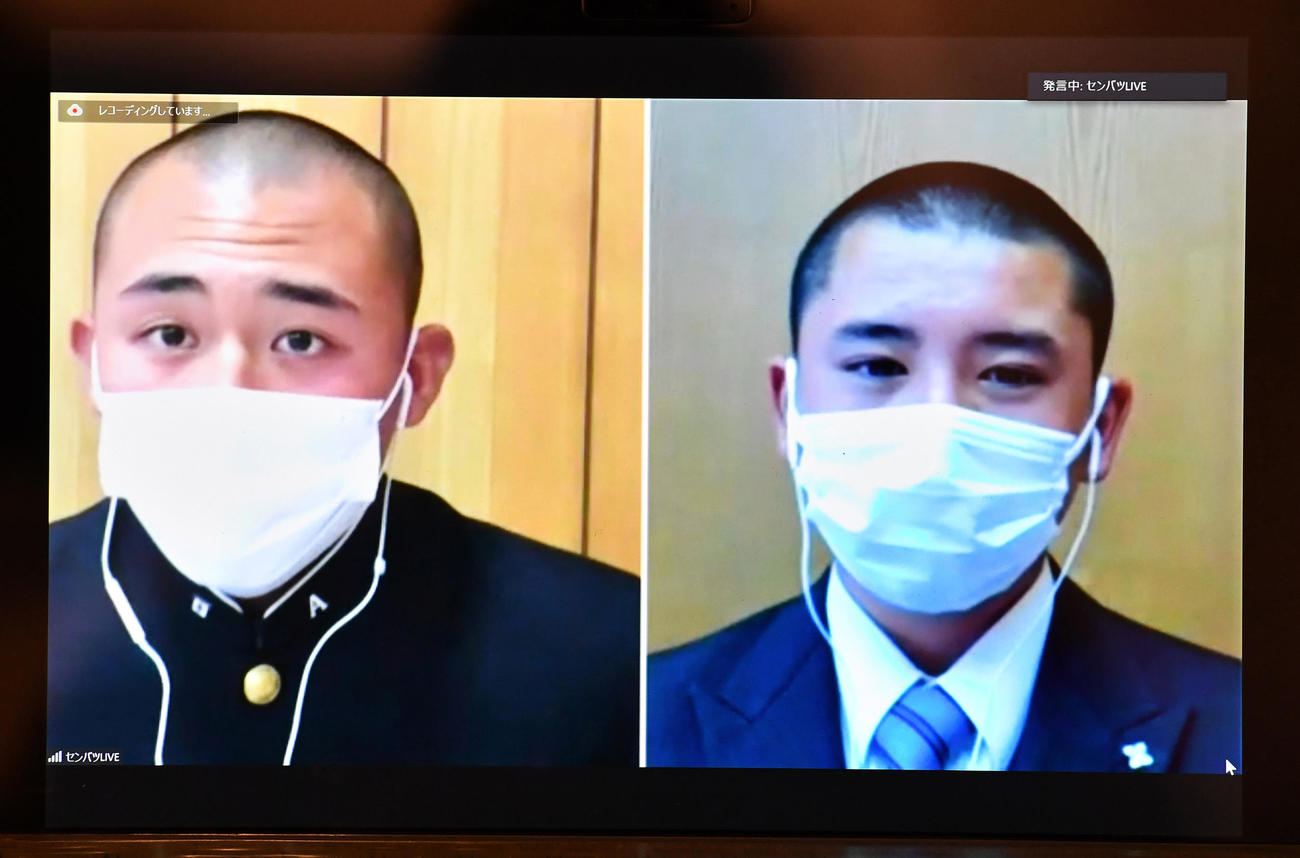 対戦が決まった二松学舎大付・小林幸男主将（左）と聖光学院・赤堀颯主将（代表撮影）