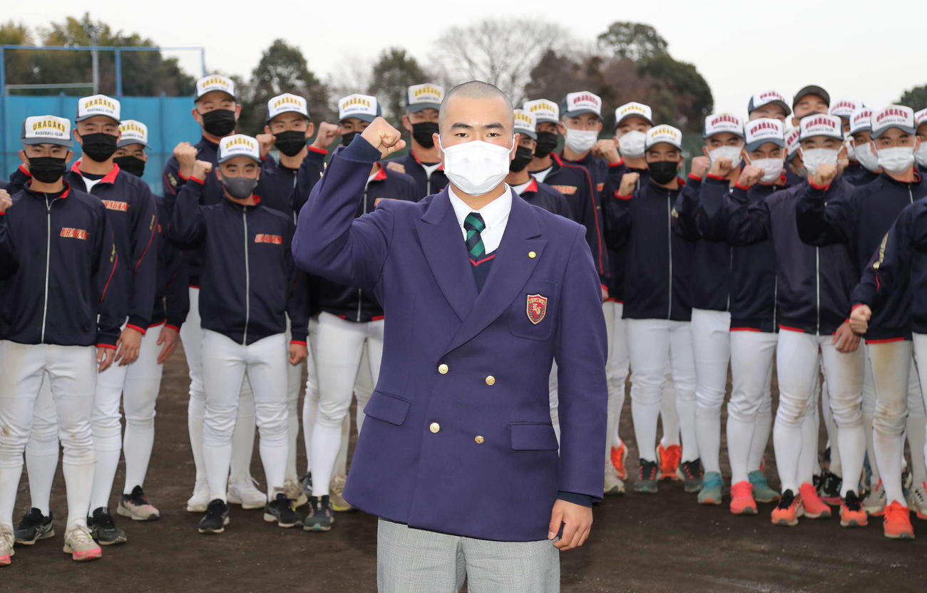 開幕試合を狙って引き当てガッツポーズを決める浦和学院の八谷主将（撮影・丹羽敏通）