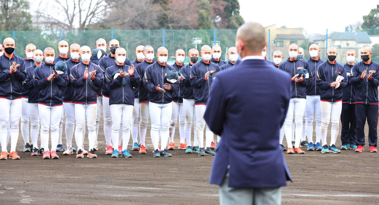 八谷主将（手前）から開幕試合で対戦相手は大分舞鶴との報告を受けた浦和学院の選手たち（撮影・丹羽敏通）
