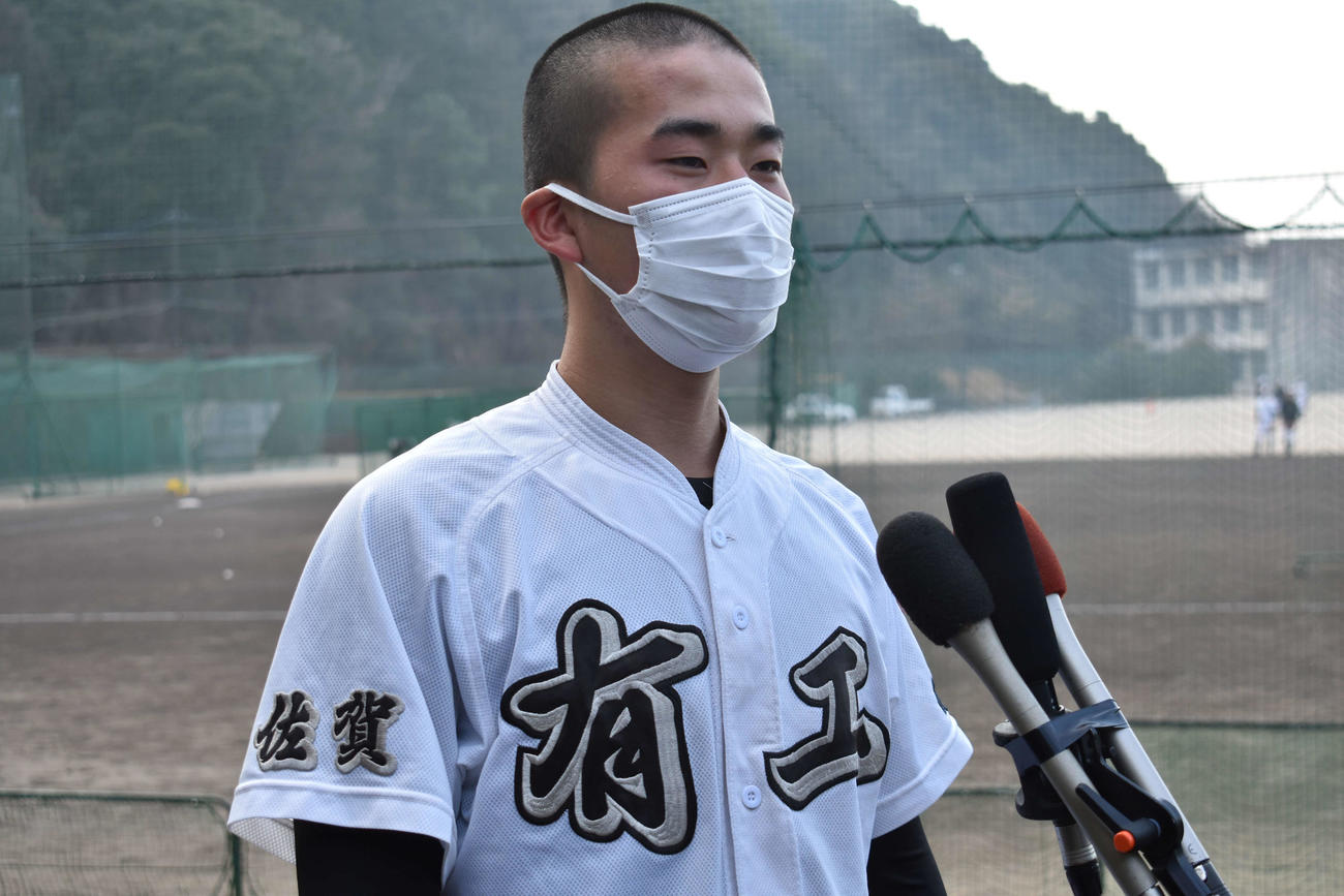 抽選後に取材を受ける有田工・上原風雅主将（撮影・只松憲）