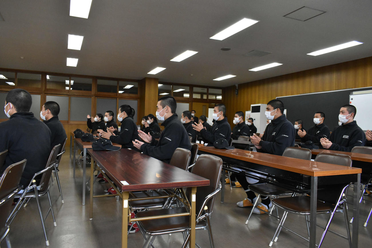 1回戦が国学院久我山に決まり、拍手を送る有田工ナイン（撮影・只松憲）