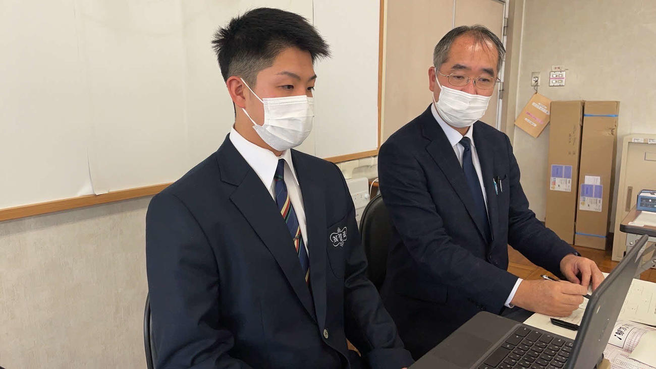 センバツの組み合わせ抽選会にオンラインで臨む丹生の小松海夢副主将（左）と小西英徳部長（丹生高校提供）