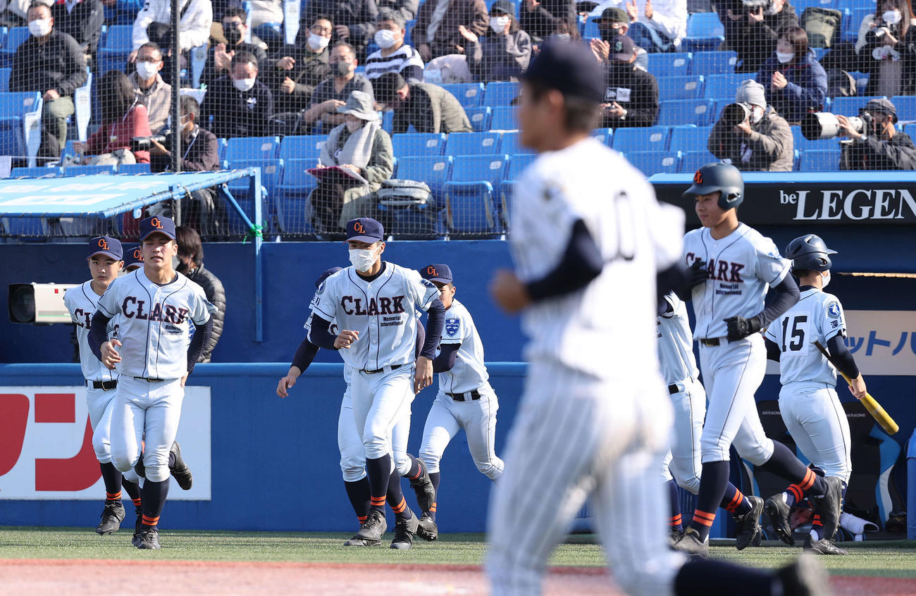 神宮大会1回戦でえ九州国際大付に敗れ、整列に向かうクラークナイン（2021年11月撮影）
