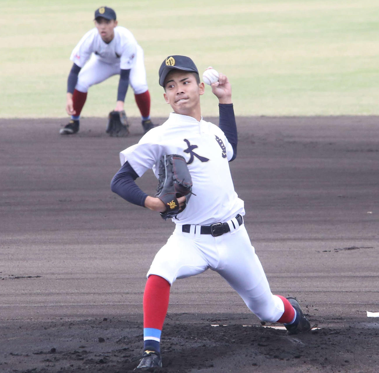 21年11月、九州地区大会の興南戦で力投する大島・大野