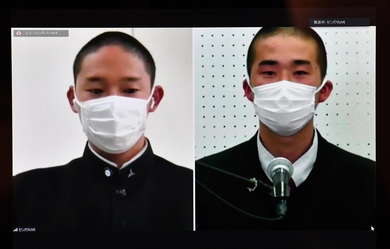 対戦が決まった国学院久我山・上田太陽主将（左）と有田工・上原風雅主将（代表撮影）
