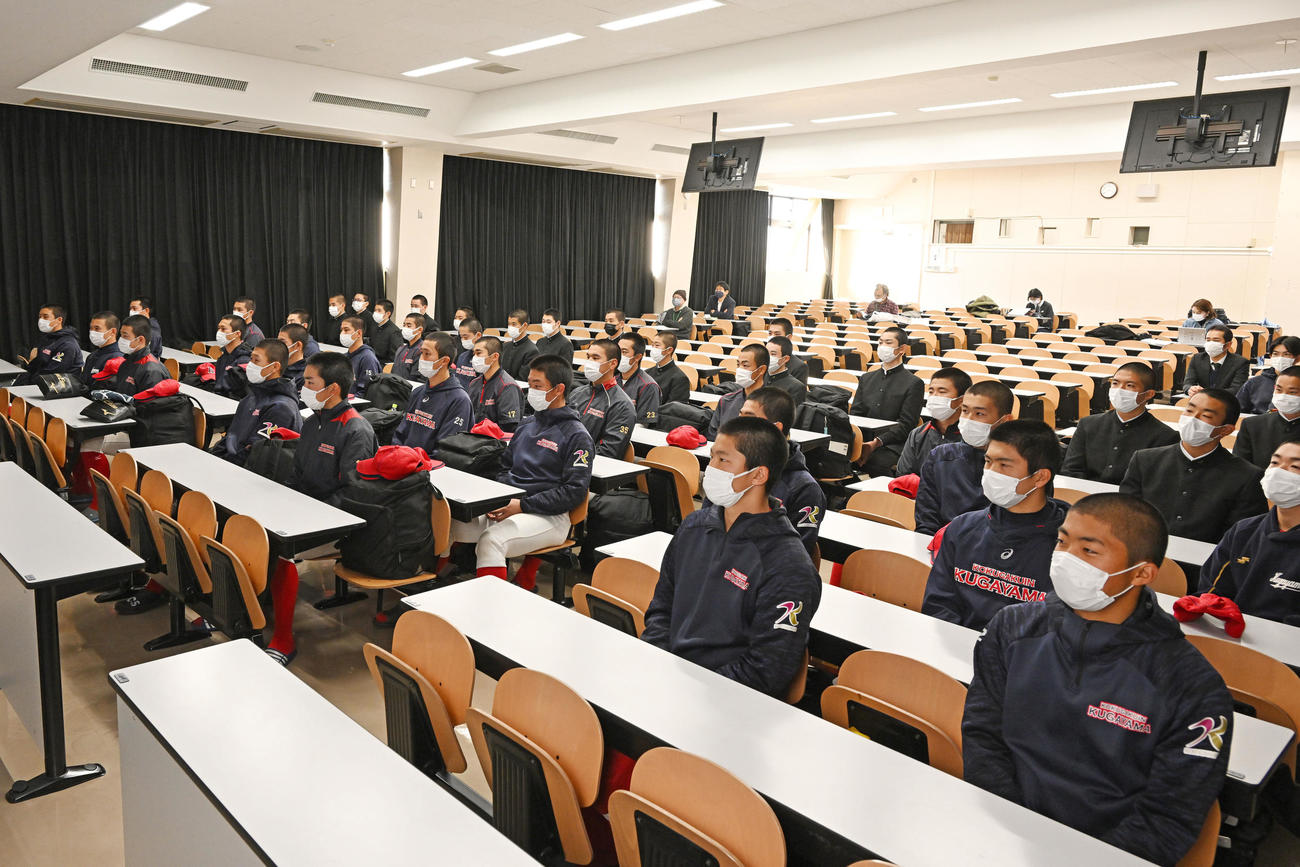 組み合わせ抽選会の中継を見る国学院久我山の選手たち（撮影・滝沢徹郎）