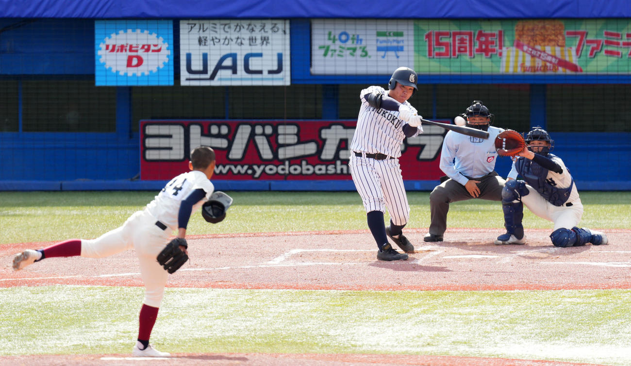神宮大会準決勝で大阪桐蔭・前田から本塁打を放つ九州国際大付・佐倉侠史朗（2021年11月23日撮影）