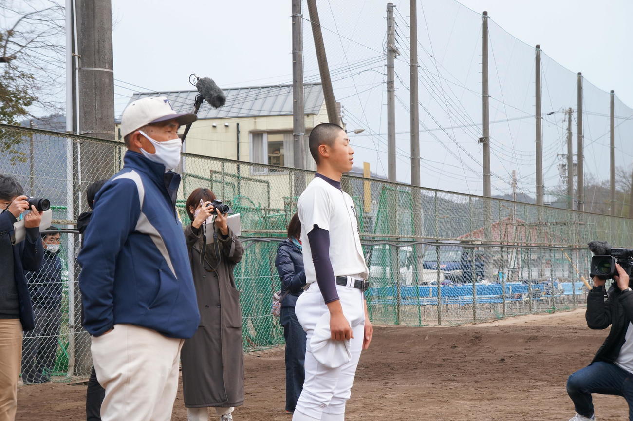 部員を集めて初戦の相手が高知に決まったことを報告する東洋大姫路・藤田明彦監督（左）（撮影・益子浩一）