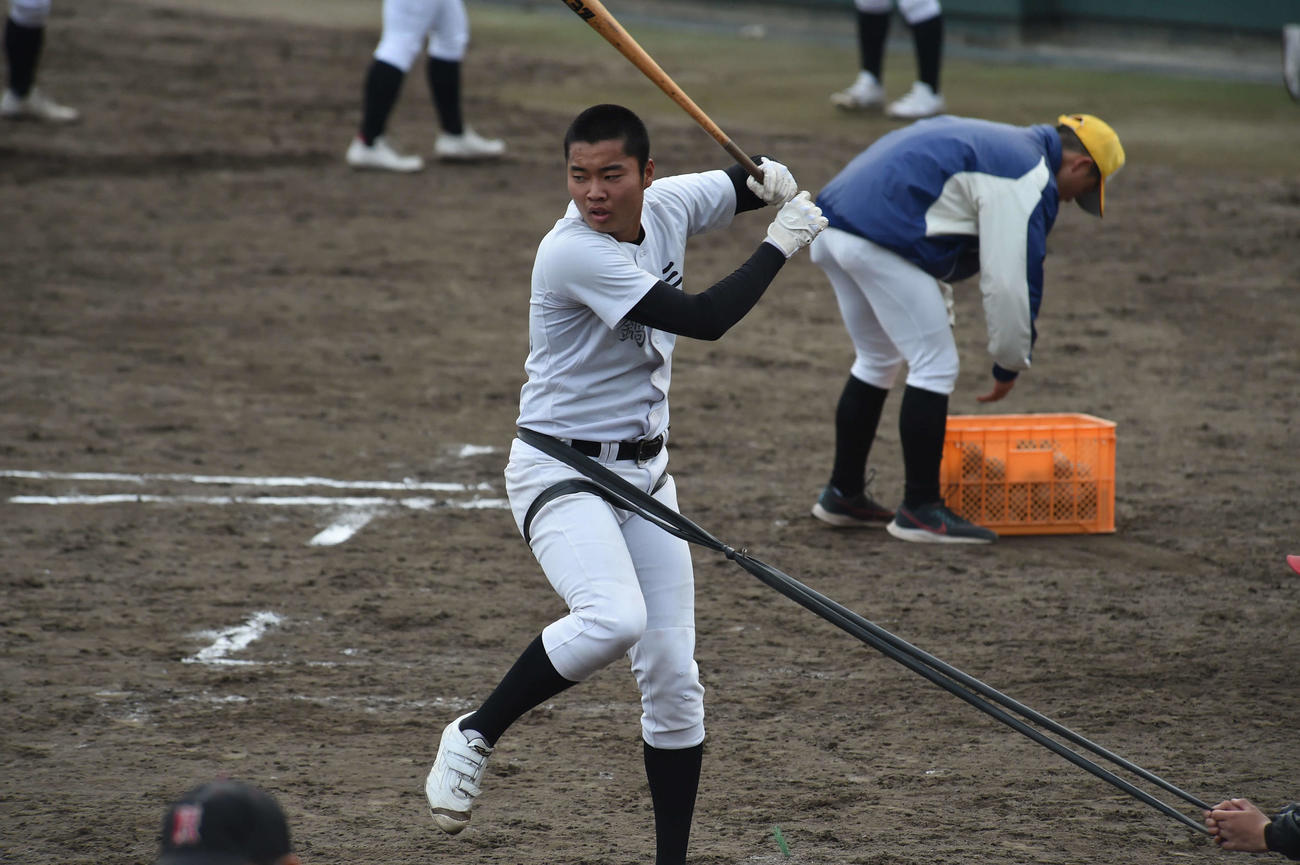 ロングティーをする広陵・真鍋慧（けいた）内野手（1年）