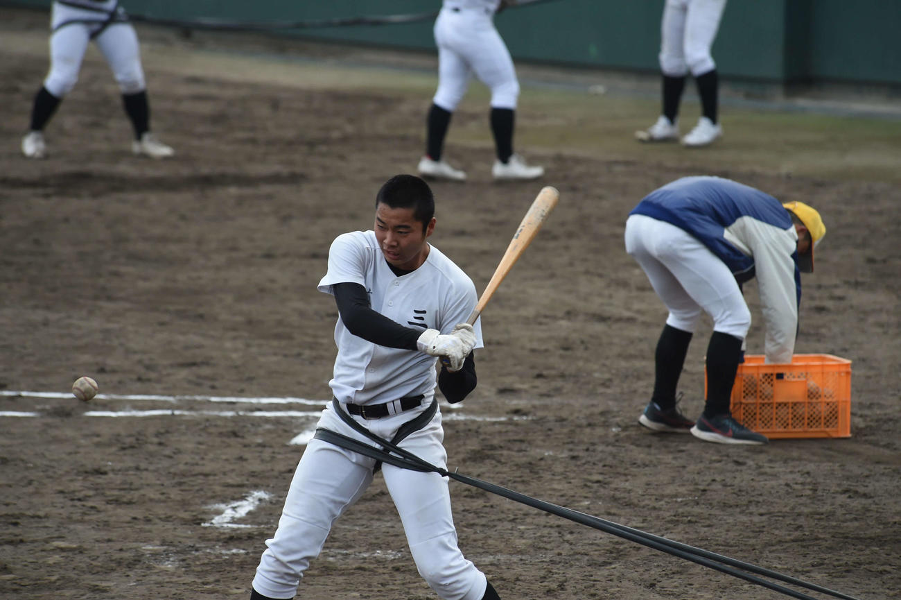 ロングティーをする広陵・真鍋慧（けいた）