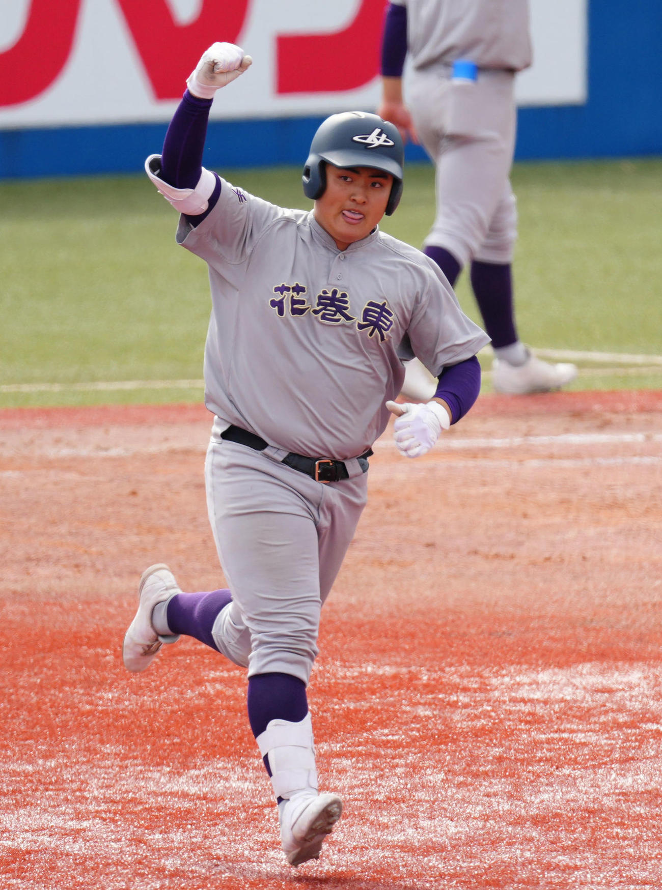 21年11月、明治神宮大会の広陵戦で3点本塁打を放ち拳を突き上げる花巻東・佐々木麟太郎