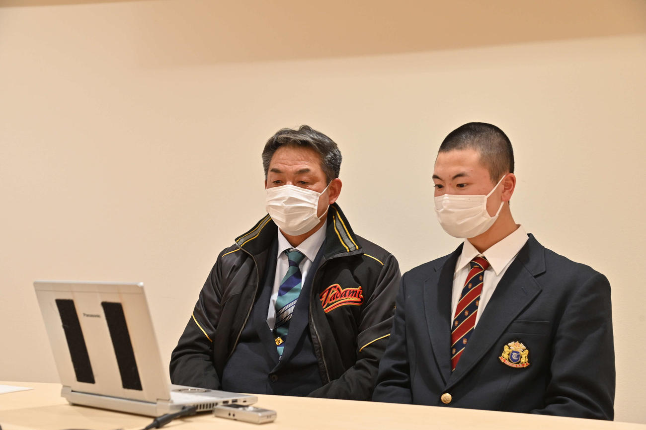 オンライン取材でパソコン画面に向かう只見・長谷川監督（左）と吉津（代表撮影）