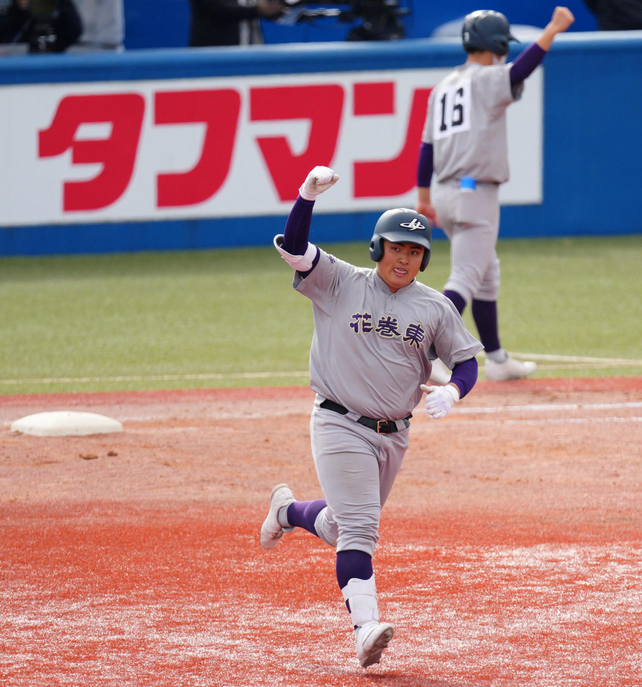 21年11月、明治神宮大会の広陵戦で3点本塁打を放ち拳を突き上げる花巻東・佐々木麟