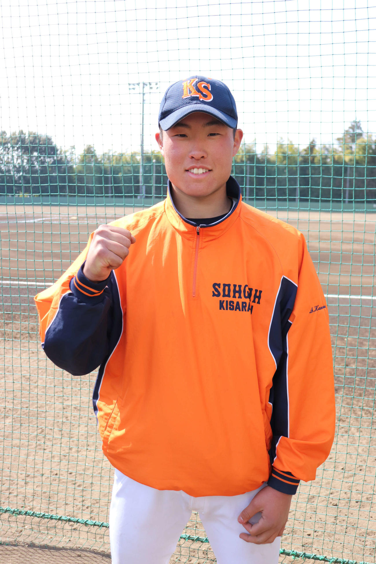 横浜隼人対木更津総合　6回5安打1失点と好投し、笑顔でガッツポーズを見せる木更津総合・先発の金綱（撮影・保坂淑子）