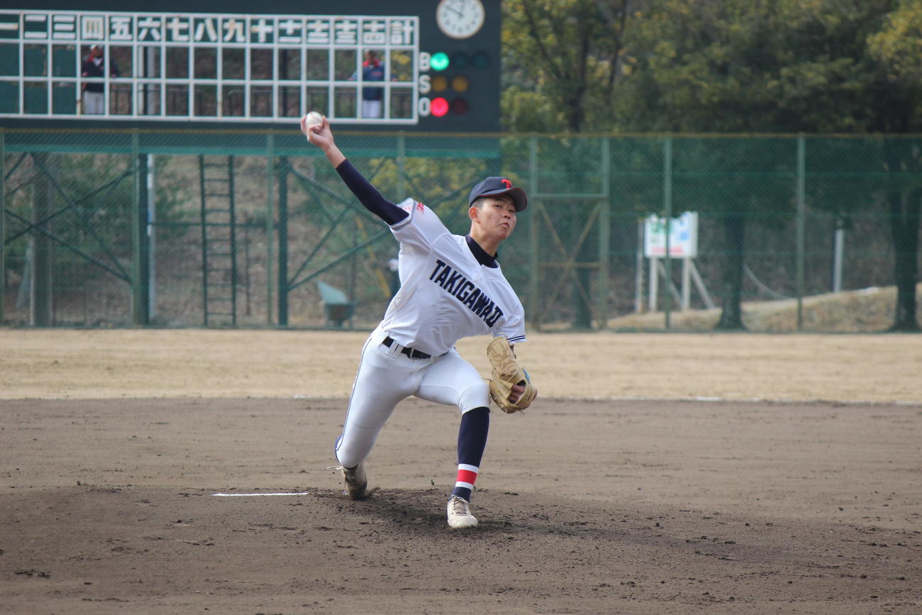 東洋大姫路を完封した滝川二・坂井陽翔投手＝2022年3月5日（撮影・柏原誠）