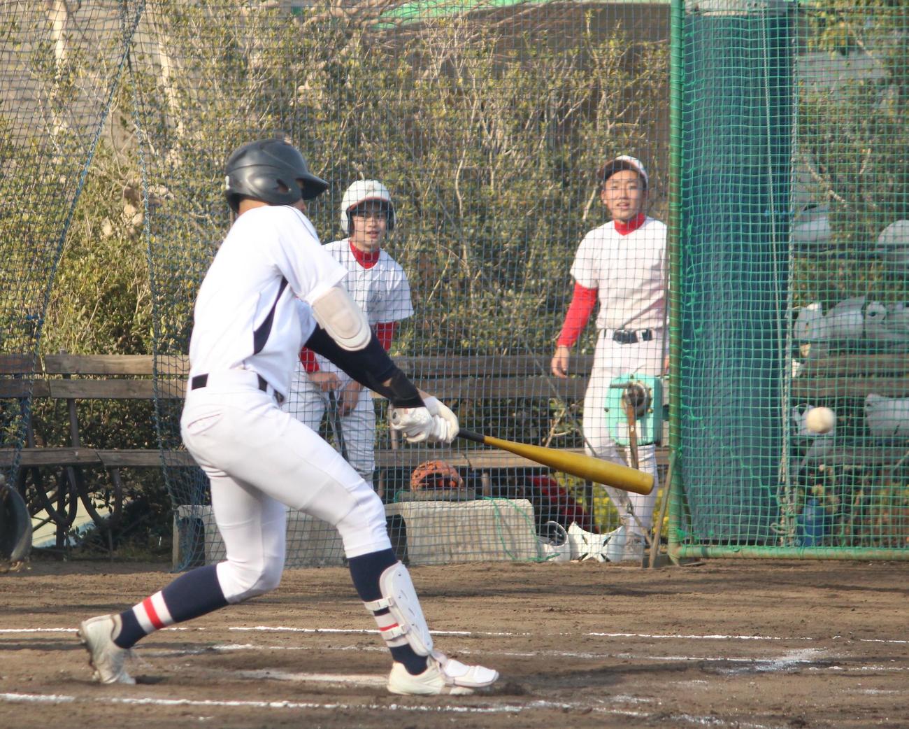 共栄学園対浦和学院　3回裏浦和学院1死一塁、右前打を放つ金田（撮影：保坂恭子）