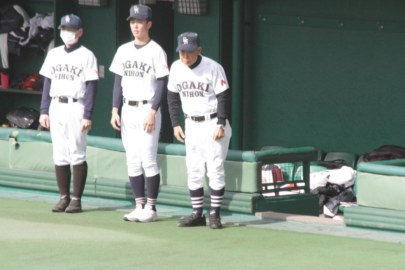 試合前にあいさつする大垣日大・阪口慶三監督