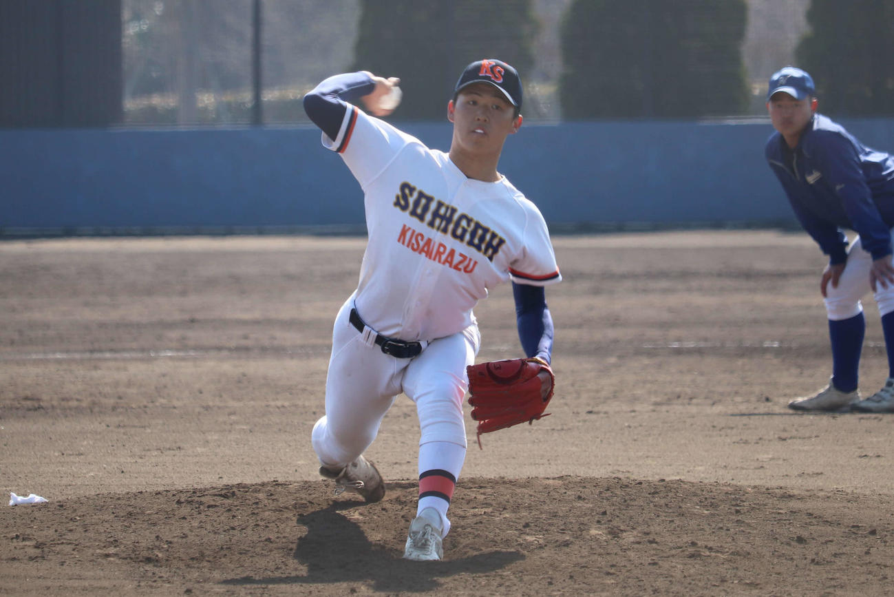 今年初登板の練習試合で、5回を投げ10安打5失点の木更津総合・先発のエース越井（撮影・保坂淑子）