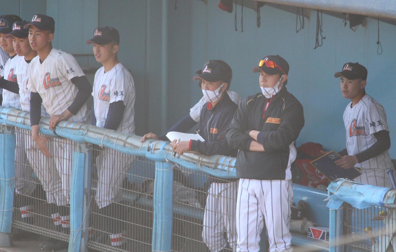 浦和学院対八王子学園八王子　ベンチから試合を見守る浦和学院・森監督（右から2人目）（撮影・保坂恭子）