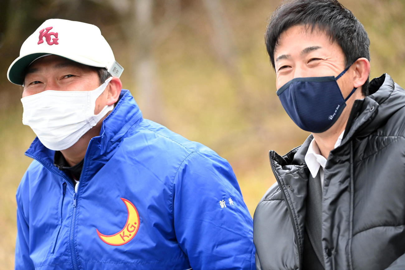 関西学院と大阪桐蔭の練習試合を見守る新井貴浩氏（左）と赤星憲広氏（撮影・前岡正明）