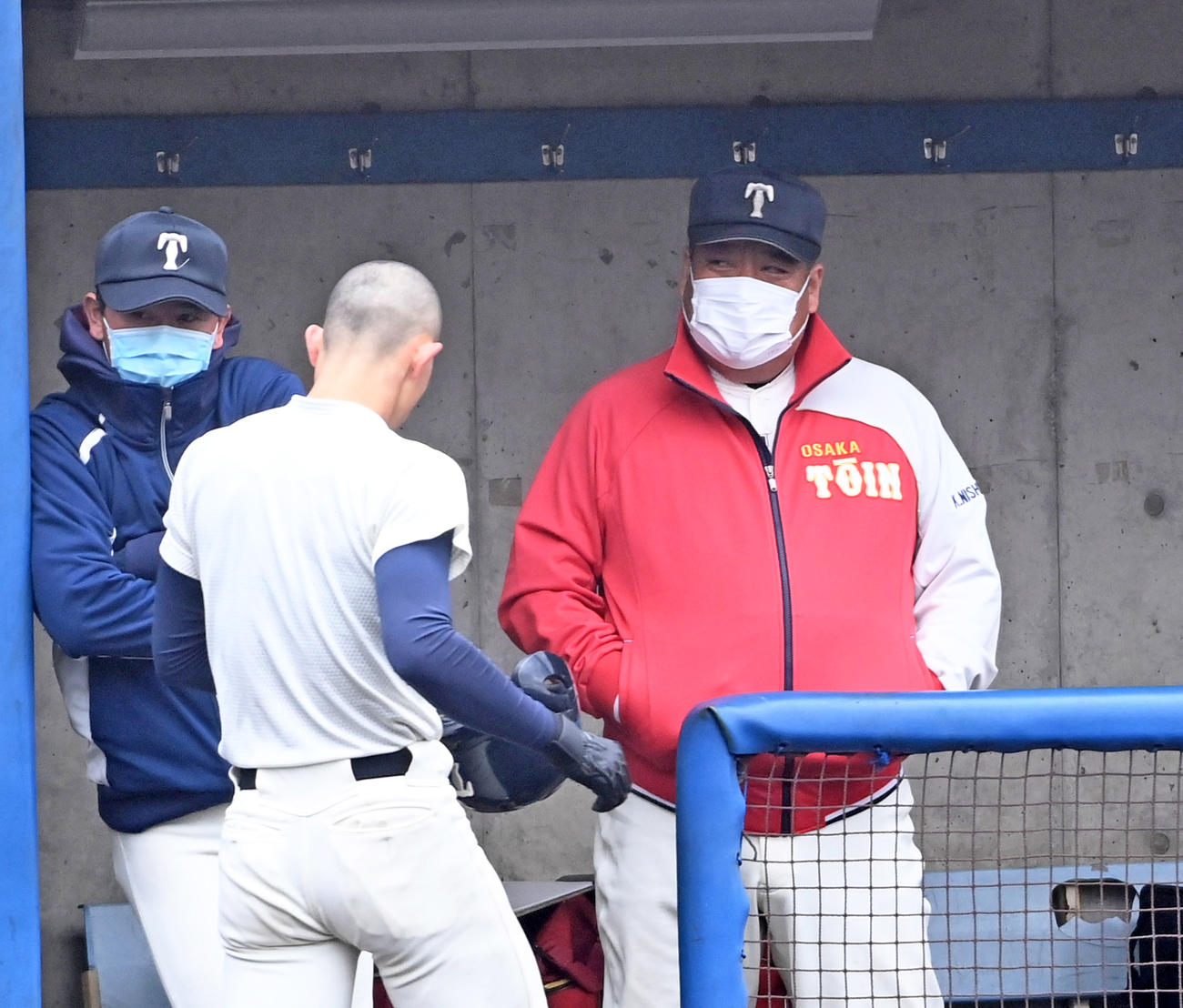 6回表大阪桐蔭無死、左越え本塁打を放った松尾（左）を迎える西谷監督（撮影・前岡正明）