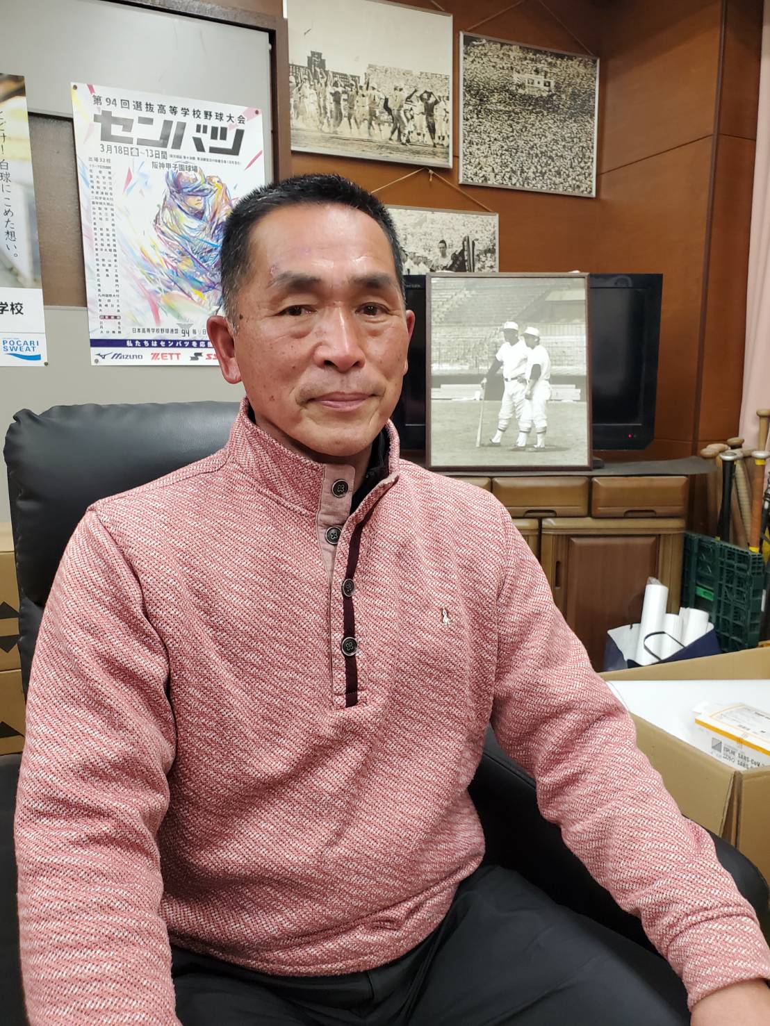 今春のセンバツで勇退する東洋大姫路の藤田明彦監督は後方のパネルに映る恩師の田中治元監督、77年夏の甲子園優勝に導いた梅谷馨元監督の前で健闘を誓った