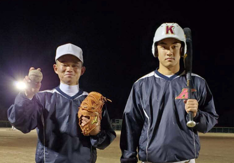高知のエース山下（左）と主砲の高橋はセンバツでの活躍を誓い合った