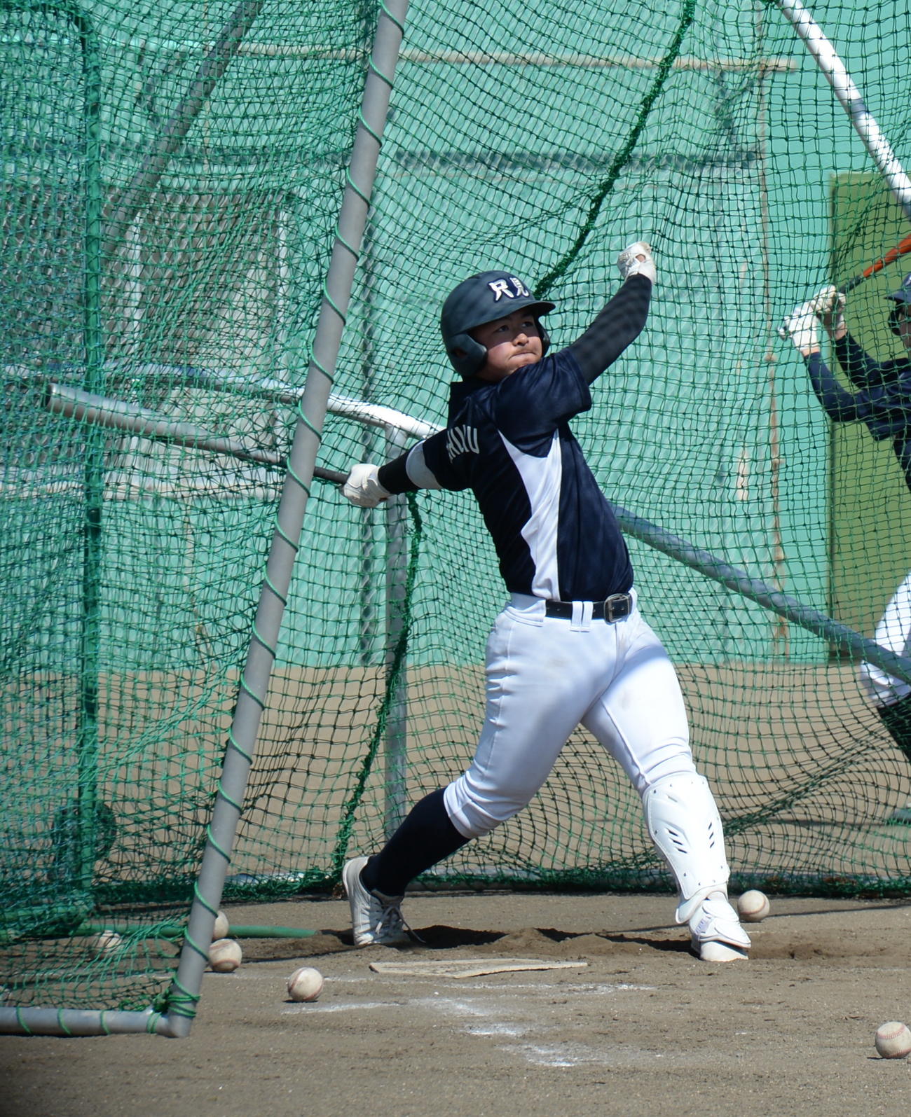 打撃練習で汗を流す酒井悠