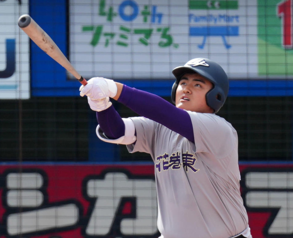 21年11月、明治神宮大会・準決勝の広陵戦で右越え3点本塁打を放つ花巻東・佐々木麟