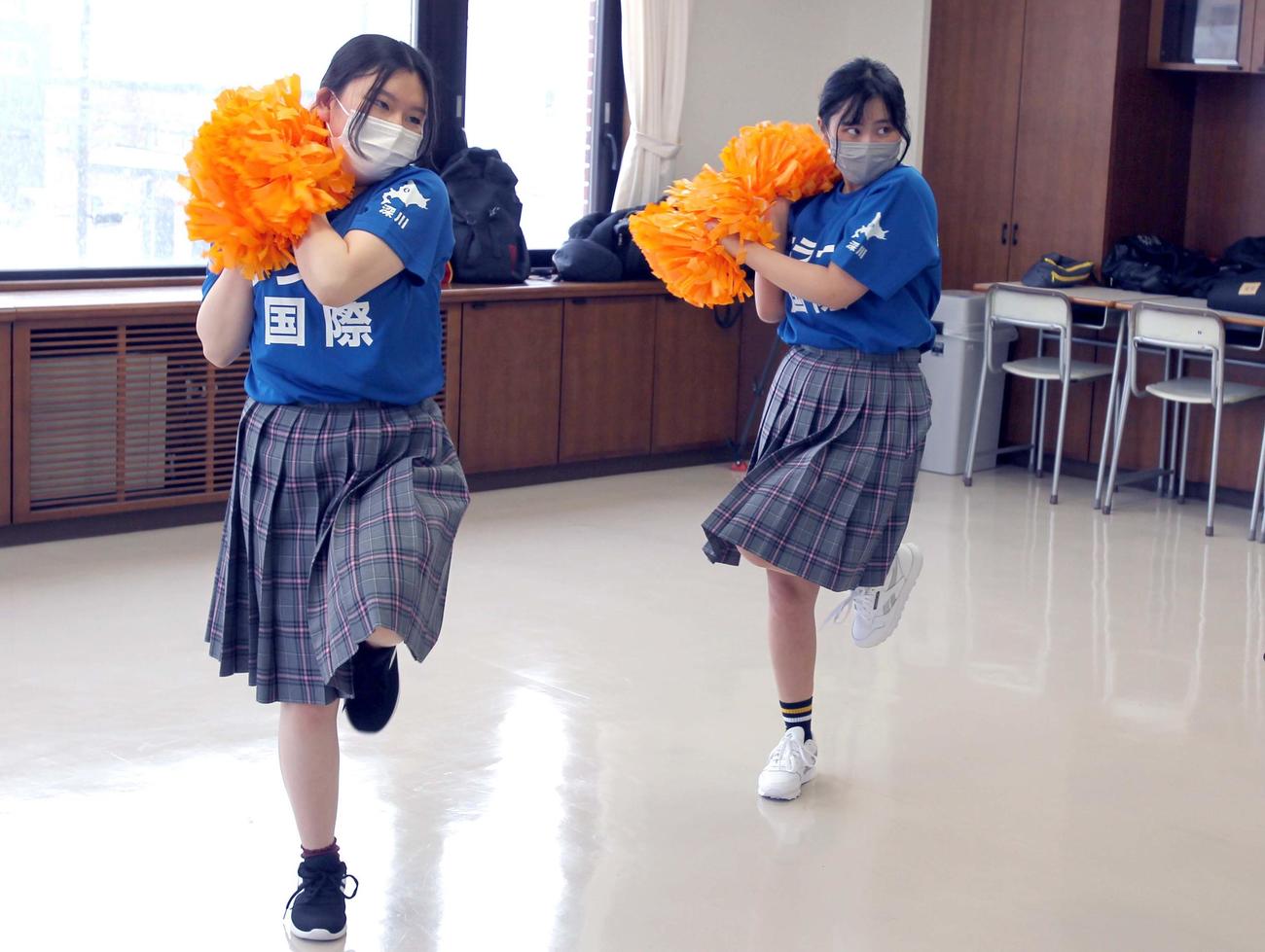 札幌市内での練習を公開した（左から）浜、早坂（同高提供）