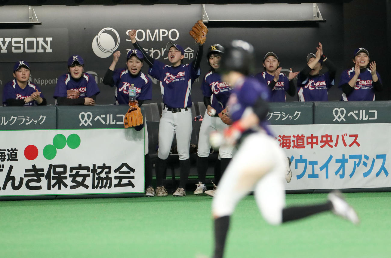 駒大苫小牧対札幌新陽　3回表駒大苫小牧2死一、三塁、打者八木の時に一走金田が二盗を決め三走小坂（手前）が先制となる本盗を決め喜ぶベンチ（撮影・佐藤翔太）