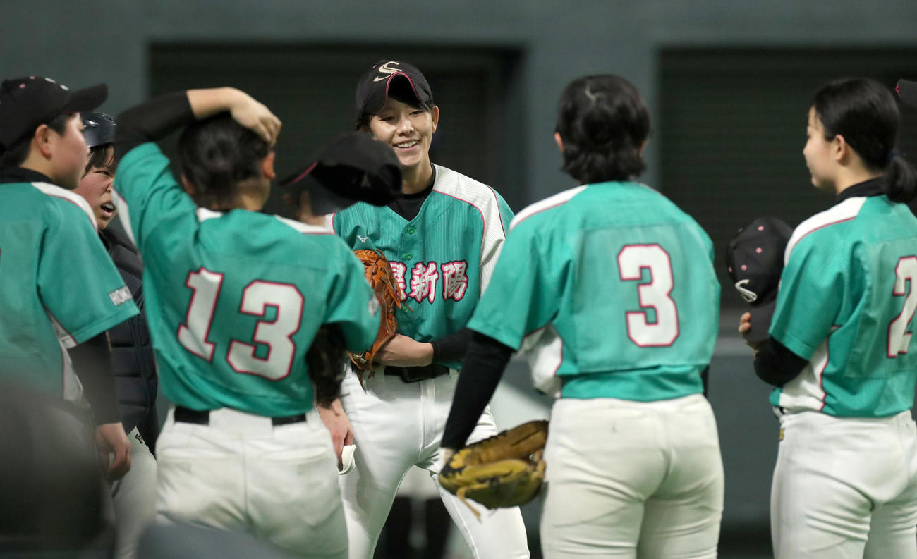 駒大苫小牧対札幌新陽　試合中、ベンチ前で笑顔を見せる札幌新陽先発の津田（中央）とナイン（撮影・佐藤翔太）