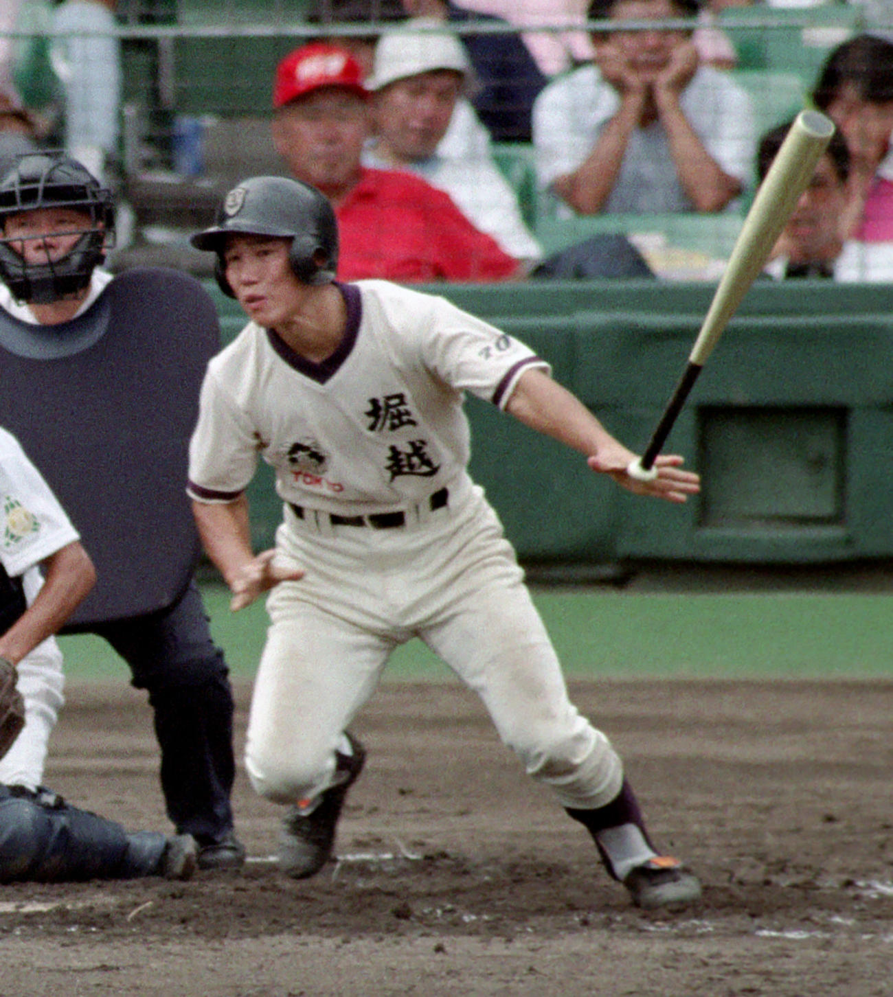 第75回全国高校野球大会　堀越対西条農　3回裏、右安打を放つ井端弘和（93年8月8日）
