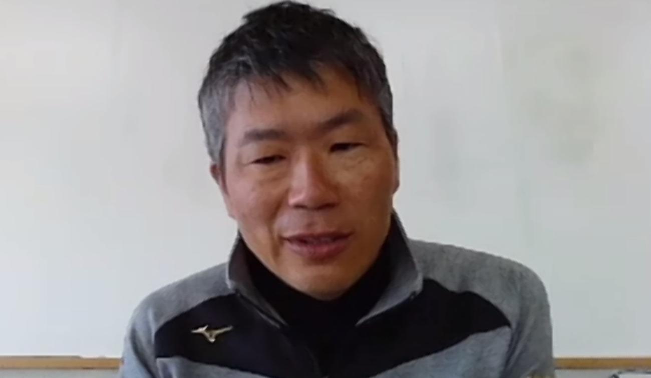 オンライン取材に応じる丹生の春木監督