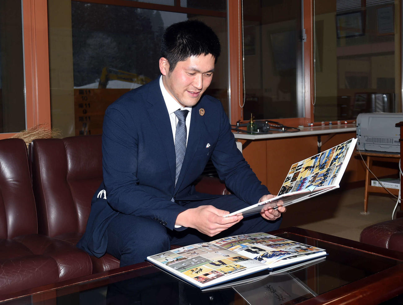 アルバムを見ながら当時の思い出を振り返る只見中・渡部監督
