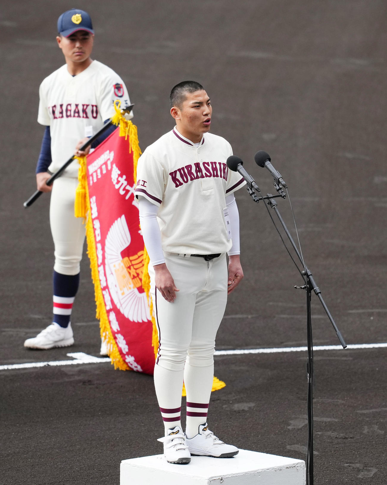 開会式で選手宣誓をする倉敷工・福島（撮影・菅敏）