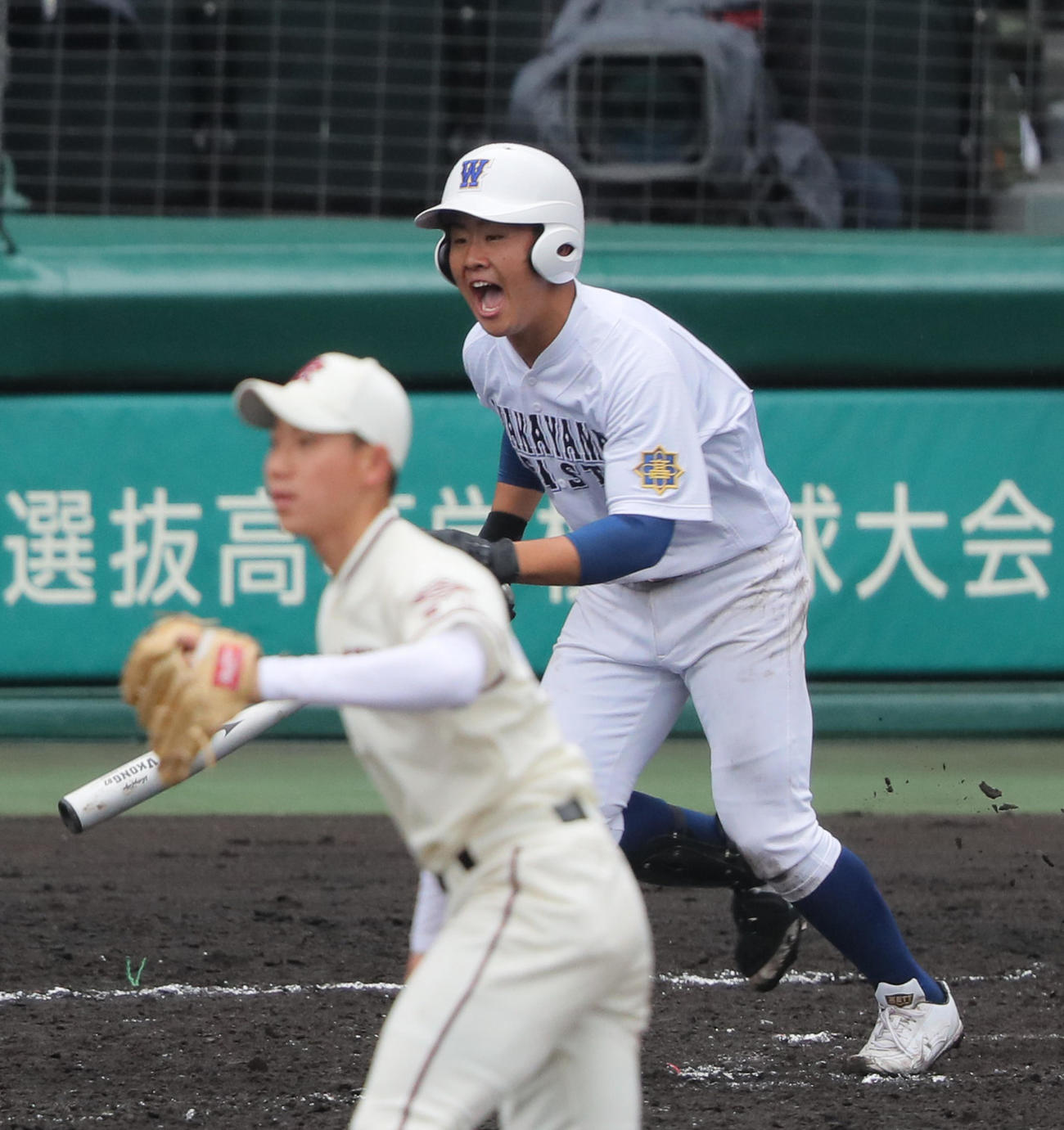 和歌山東対倉敷工　11回表和歌山東無死一、二塁、森岡は右前適時打を放つ（撮影・上山淳一）