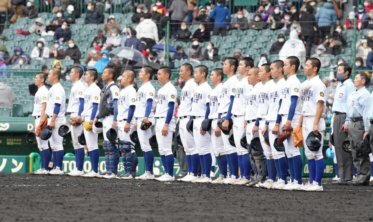 和歌山東対倉敷工　倉敷工に勝利し、校歌を歌う和歌山東ナイン（撮影・菅敏）