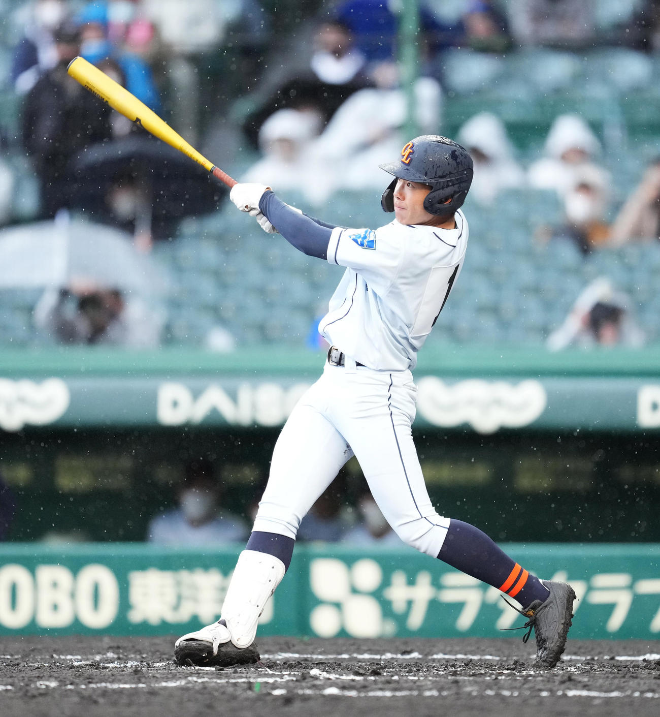 クラーク対九州国際大付　1回表クラーク2死二塁、中越えに先制の適時二塁打を放つ山中（撮影・菅敏）