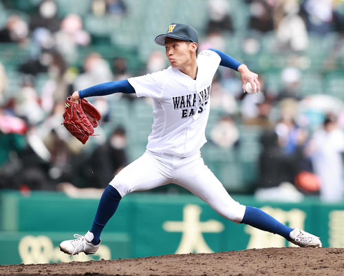 和歌山東対倉敷工　8回裏倉敷工1死一、二塁、和歌山東2番手で登板し力投する田村（撮影・垰建太）