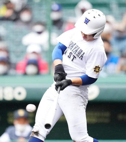 和歌山東対倉敷工　11回表和歌山東無死一、二塁、右前に勝ち越しの適時打を放つ森岡（撮影・菅敏）