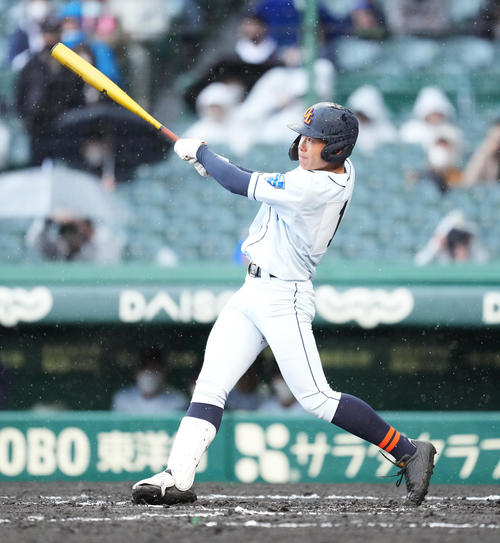 クラーク対九州国際大付　1回表クラーク2死二塁、中越えに先制の適時二塁打を放つ山中（撮影・菅敏）