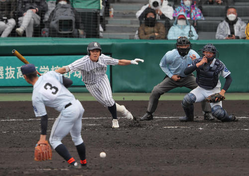 クラーク国際対九州国際大付　2回裏九州国際大付2死満塁、中上は中前適時打を放つ（撮影・上山淳一）