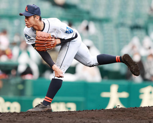 クラーク対九州国際大付　2回裏九州国際大付1死一、二塁、クラーク2番手で登板し力投する辻田（撮影・垰建太）